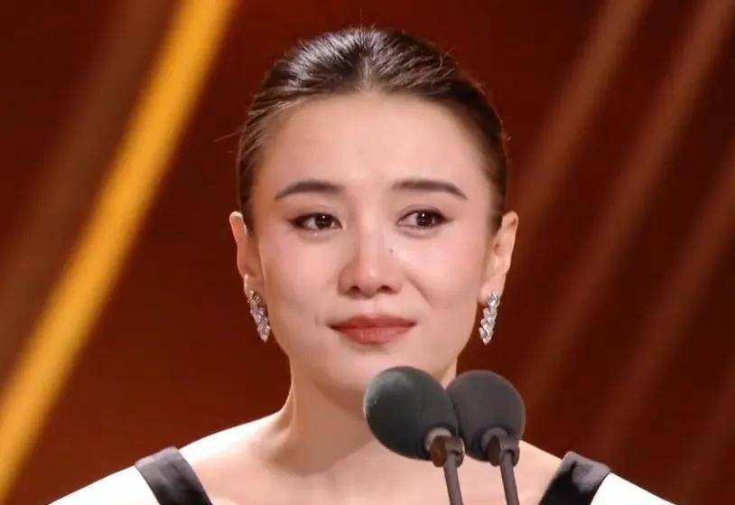 金鹰奖名场面！宋佳二封视后于和伟拿视帝，杨紫遗憾陪跑咬牙鼓掌