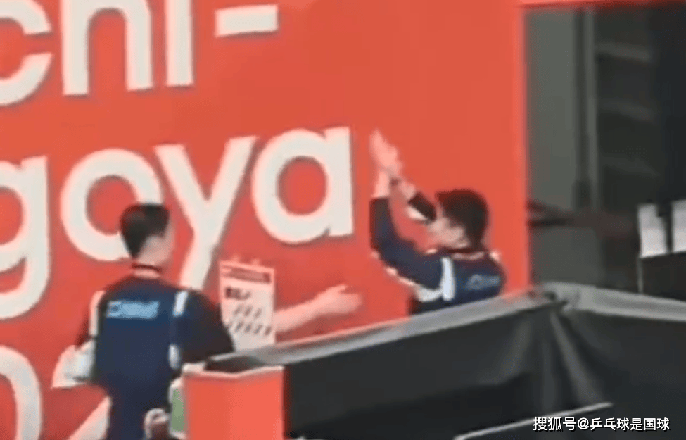 亚运男单决赛后被喊下课，王皓生气了鼓掌回应，王励勤紧急将他拽走！