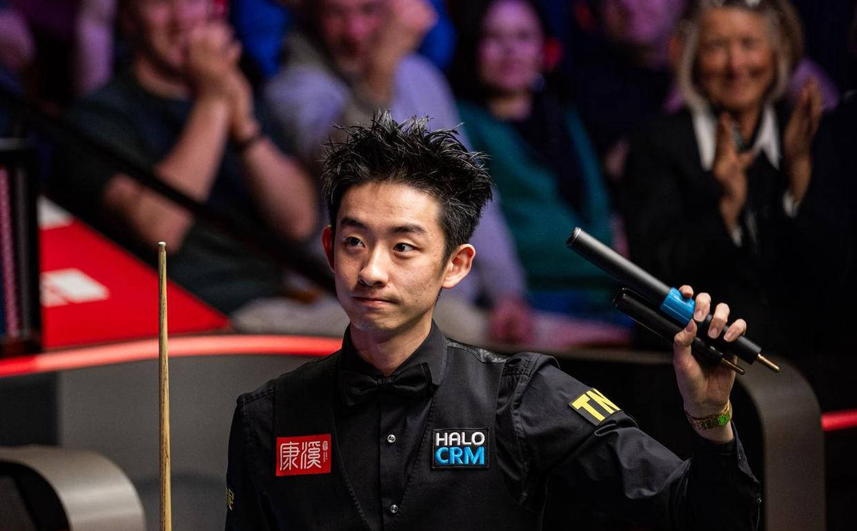 吴宜泽以5-4战胜威尔士选手成功晋级斯诺克深圳公开赛32强
