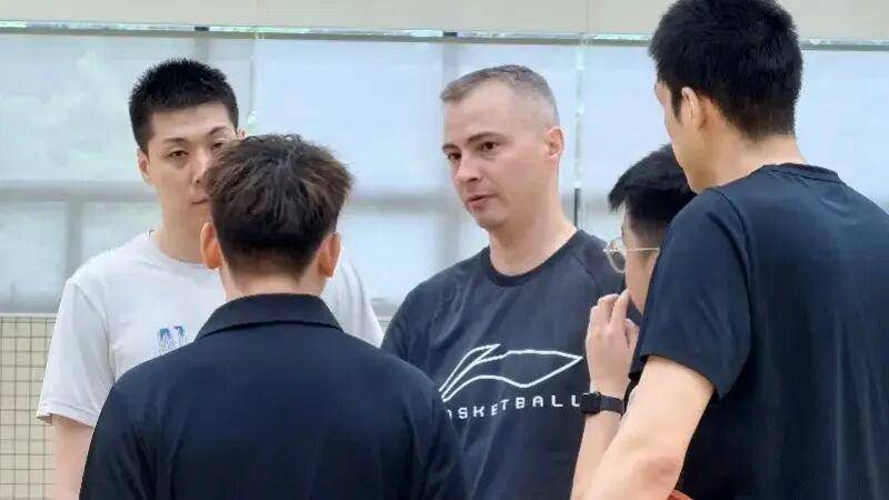 CBA消息：广东宏远大赚，陈海涛表扬周鹏，李楠对周琦提要求