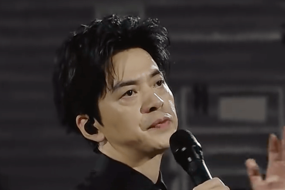 李健成都演唱会深情翻唱《情怨》，致敬刘欢：以歌传情，缅怀音乐前辈