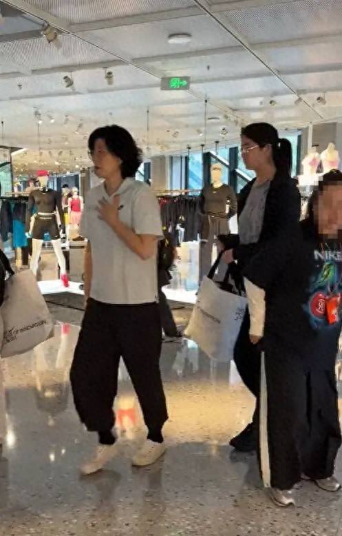姚明老婆带女儿逛商场，16岁姚沁蕾超195比妈妈高，长裤穿成8分裤