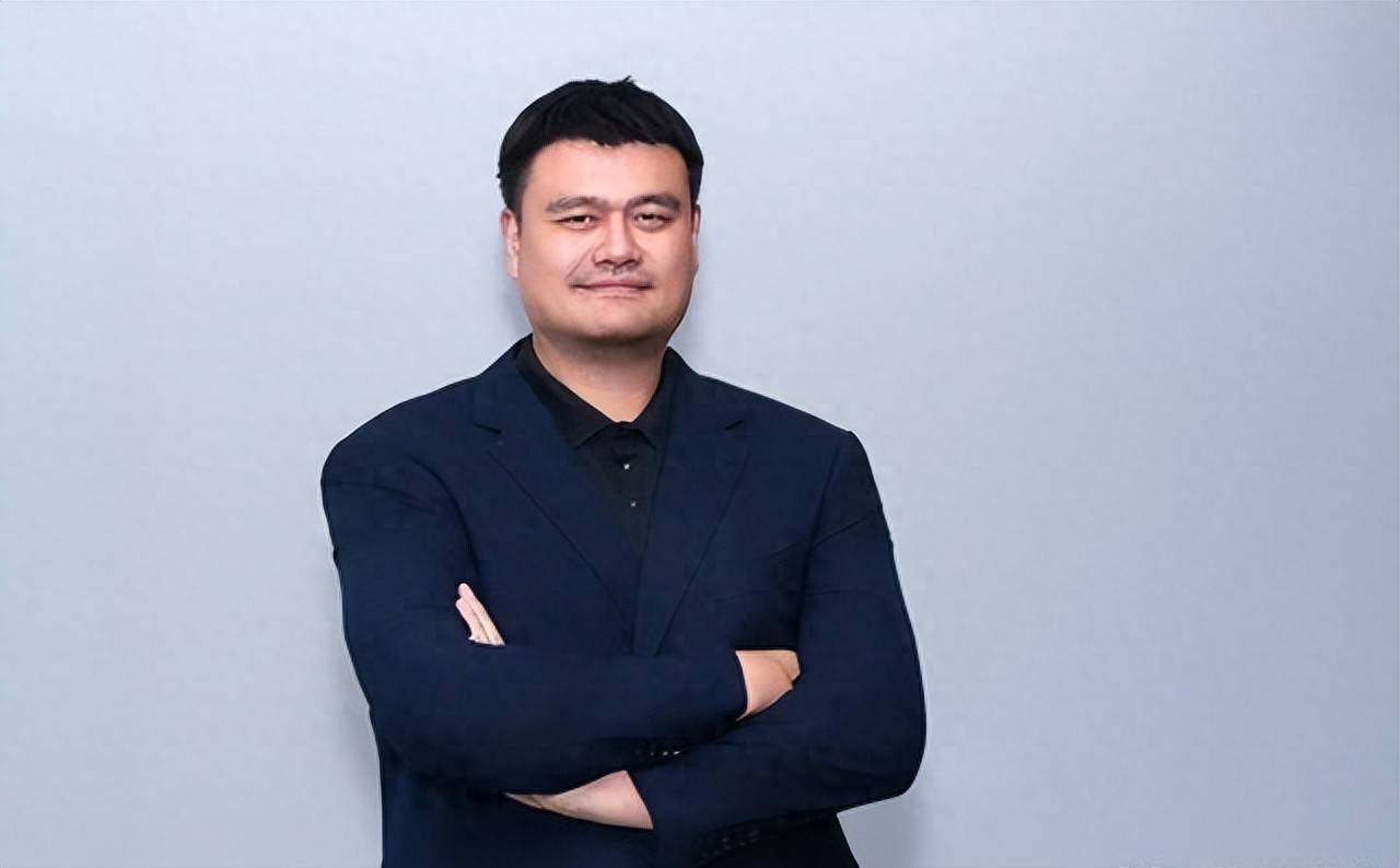 先毁掉王治郅，再逼姚明退役，为什么说他令中国篮球倒退了20年？