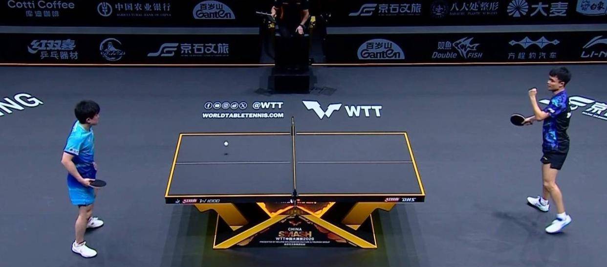 周启豪握拳怒吼！3-0零封张本，全场欢呼，国乒男队入8强横扫质疑