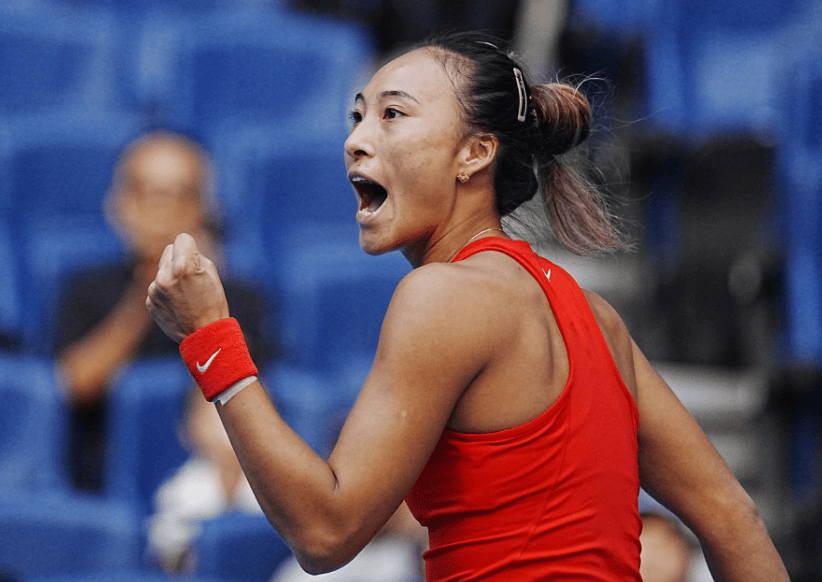五连胜！郑钦文2-0斯维托丽娜 时隔两年重返中网四强追平历史