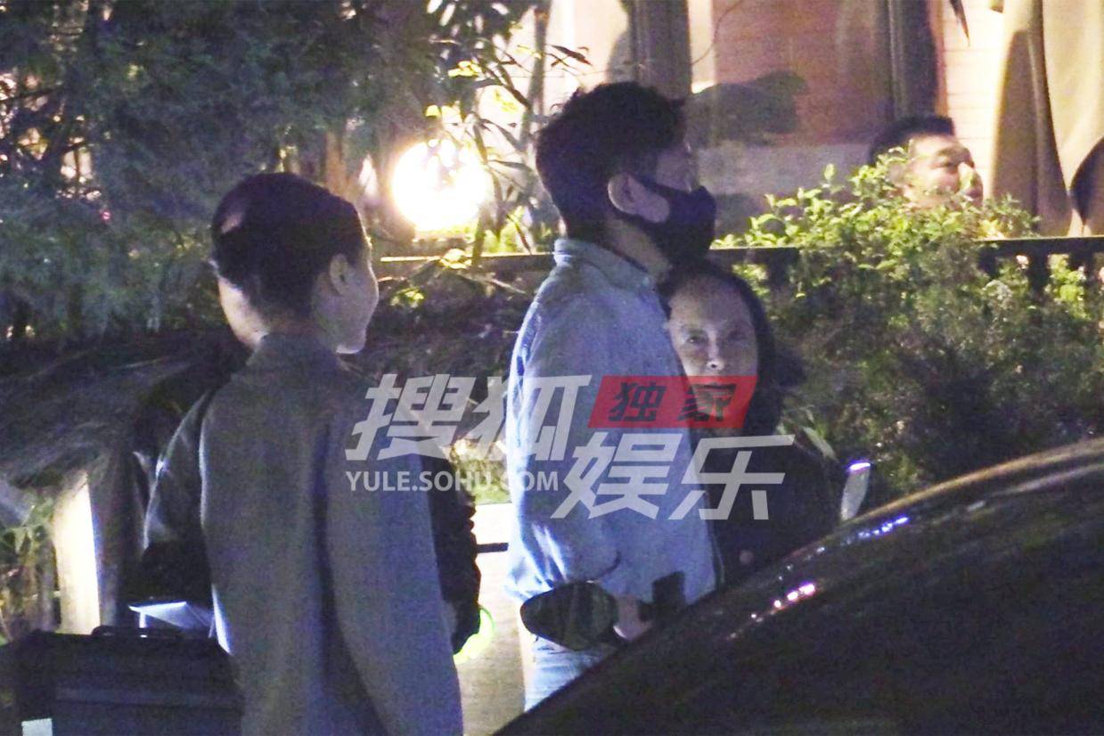 郭京飞牛仔装亮相聚餐 瘦身成功后时尚魅力升级