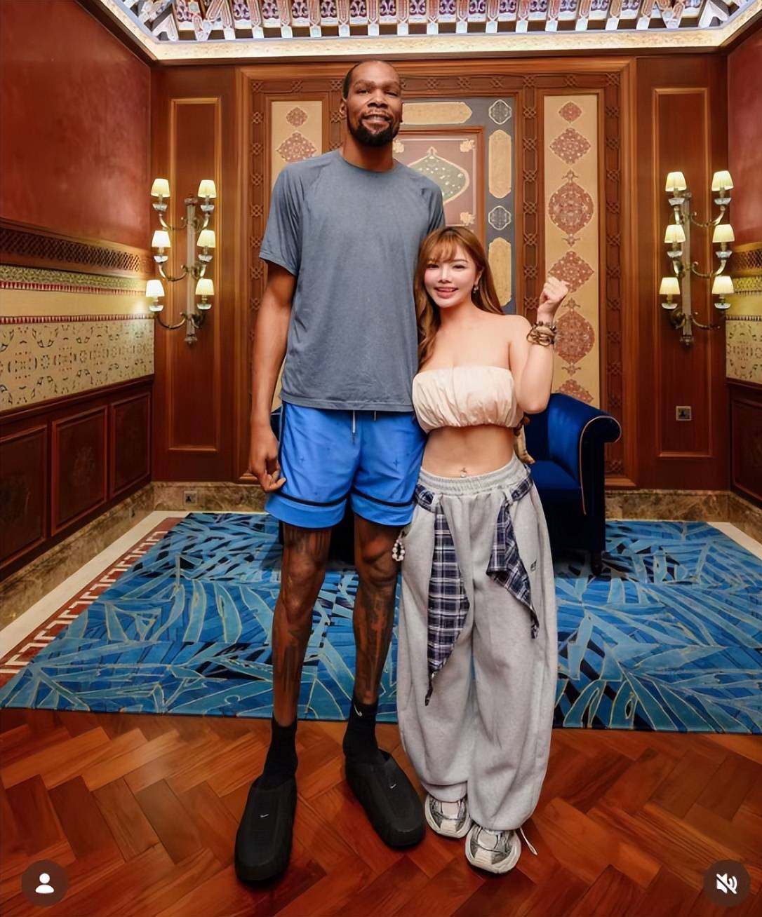 合影杜兰特走红女球迷，颜值身材顶级，球迷：该找女朋友了