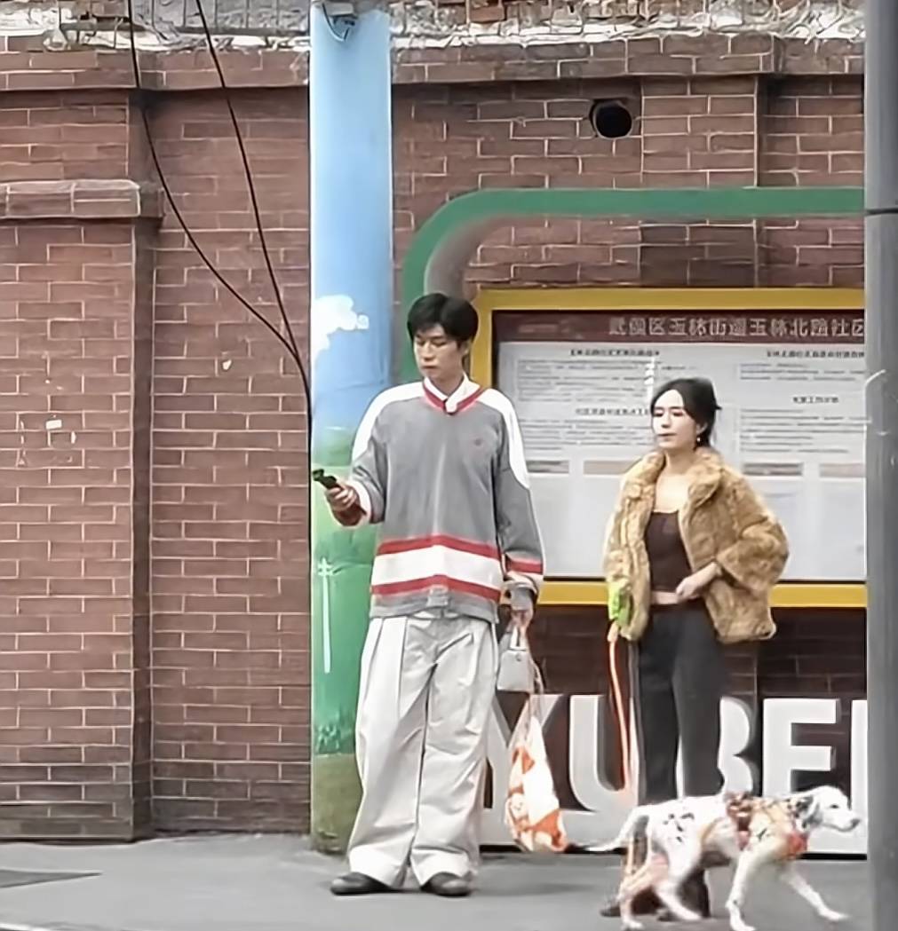 郑合惠子任宥纶挽手遛狗路透