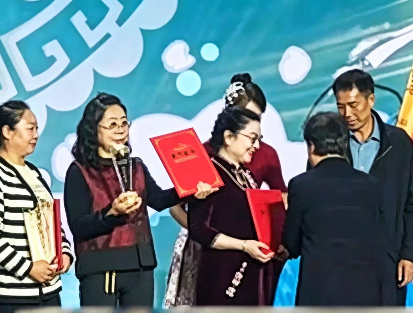 喜报！鄂州京剧票友李玖香勇闯津门和平杯赛场，载誉归来 