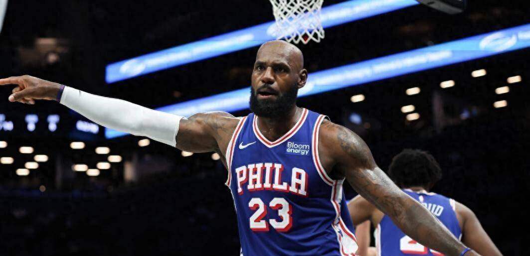 詹姆斯13中5轻取造NBA神迹，尼克斯两大内线打爆恩比德，76人开门红