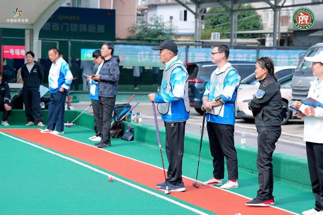 挥杆轻推穿门过，一杆一球尽从容