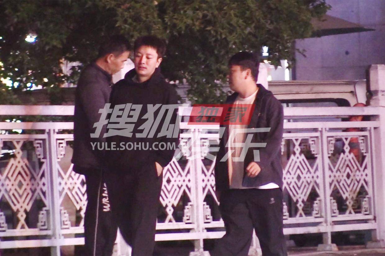 贾乃亮直播忙里偷闲外出就餐 散步谈笑尽显悠闲生活