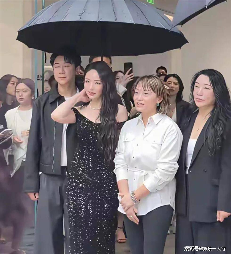 董璇张维伊同框状态大变:他剪发去油不装架 她显老不端着