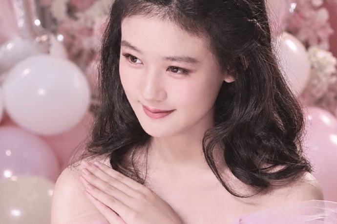 陆毅女儿贝儿18岁生日派对 粉色纱裙造型尽显优雅气质
