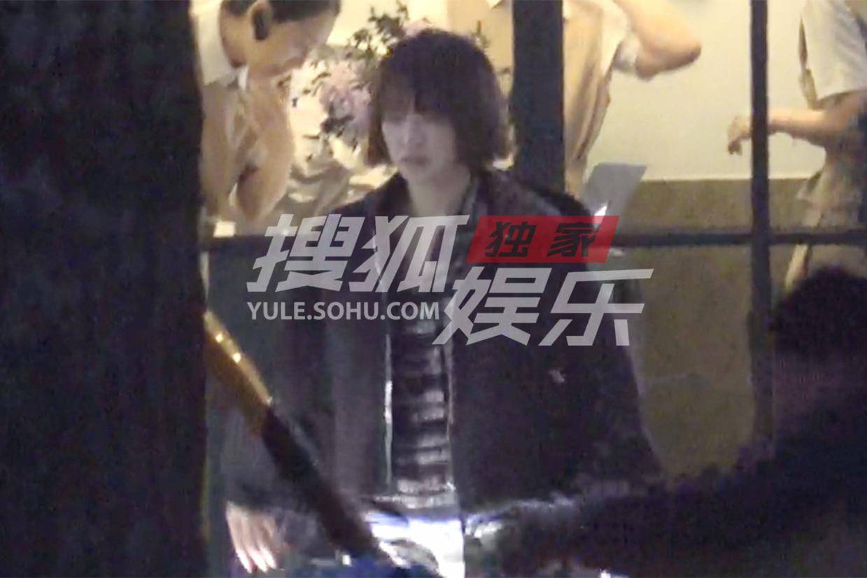 宋茜睡衣造型亮相美容院 深夜护肤展现时尚生活哲学