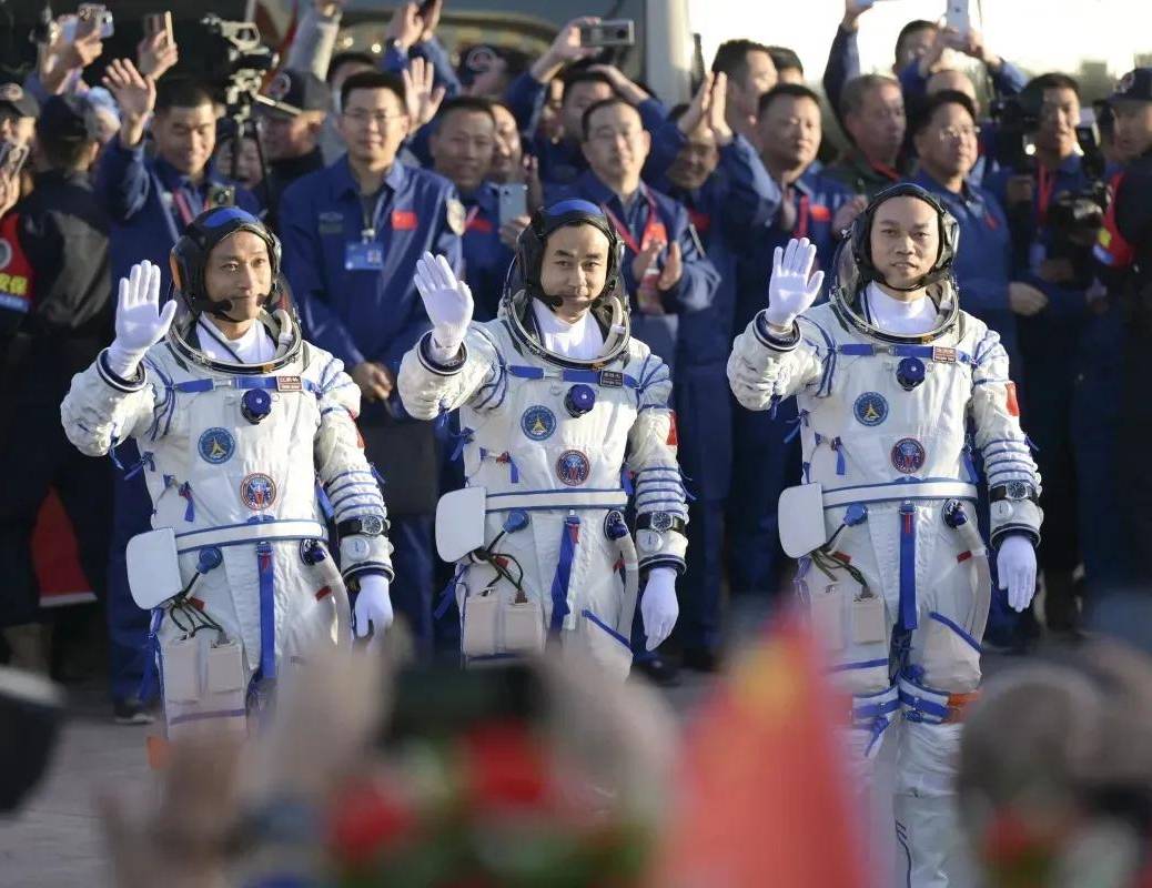 正在训练，第四名女航天员即将出征太空？杨利伟点赞：训练很刻苦