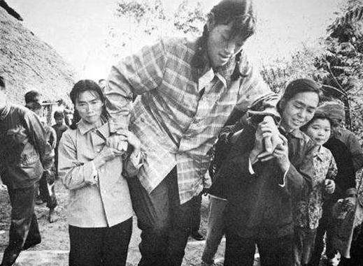 世界第一女巨人，14岁身高超姚明，18岁不幸猝死，遗体至今未下葬