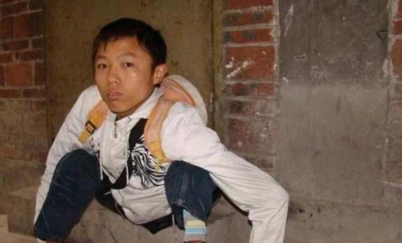 2008年汶川大地震，那位捐款185元的小乞丐，如今过得如何？