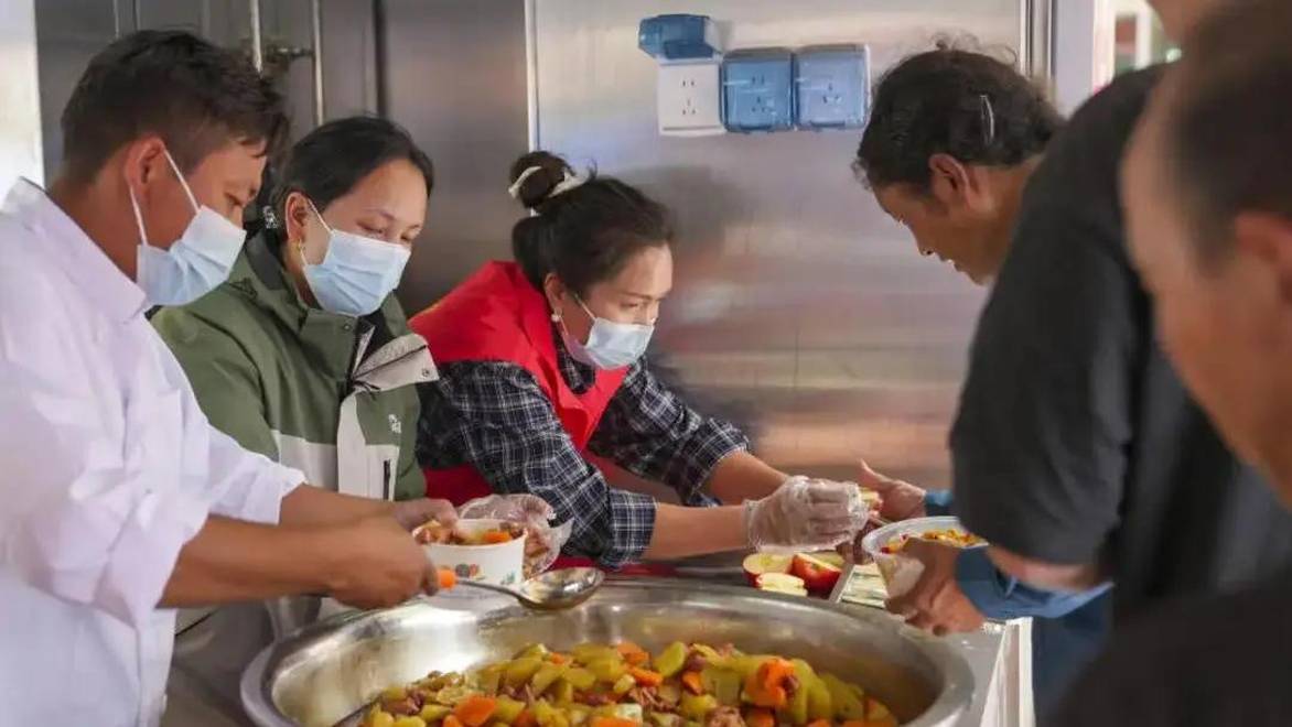 一辆移动餐车的温暖：一碗热乎饭 两地互助情