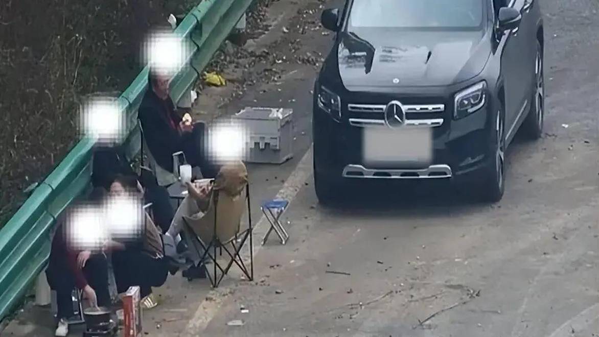 车辆因电瓶故障无法行驶，5人竟在高速避险车道围坐生火做饭，未放置警告标志也未报警；交警：罚200元，记3分