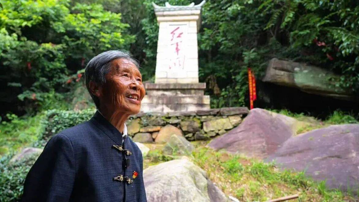 85岁老人守护"红军洞"62年，捐出67件红色文物