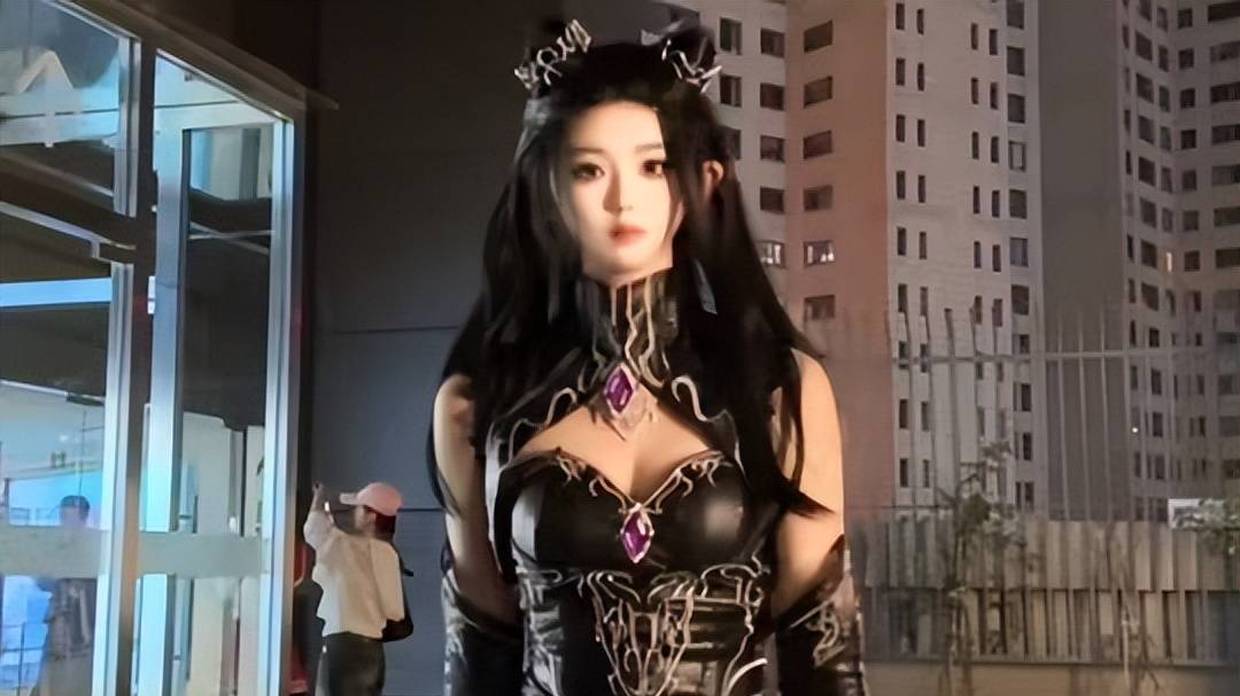 朱竹清cos紧身衣配皮裤好感性，长的也很美，粉丝表示也太还原了