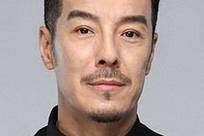 父亲是央视领导，他却偏不当关系户，娶二婚妻子，46岁才走红