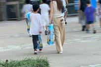 8月4日：杨颖带儿子吃甜品被路人偶遇，腰线偏低身材五五分，小海绵紧紧牵着妈妈的手