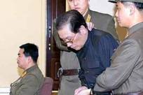 张成泽被捕那几分钟：坐主席台旁突然被点名，两军人当场反剪上铐，他双腿发软险些瘫倒需人架离
