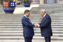 习近平与特朗普握手