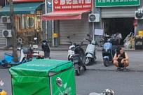 常以“孩子去比赛”“昨夜逛街睡太晚”等理由不开店，成都一面馆因“佛系开店”走红，邻居：一周7天约开4天，他比较顾家