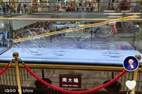 西安一金店摆放2米多长金箍棒，金重1740克一口价428.8万元，店员称系非卖品，但可订做，两年前该店展出同款价格仅179.98万元