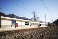 1987年秦岭惊天血案！两名假铁路公安在秦岭观音山站枪杀值班员冯志敏，逃亡38小时，因一瓶汽水，被57岁老民警拿枪顶住