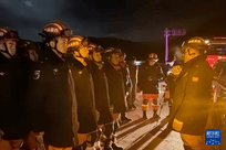西藏那曲巴青7.0级地震，已造成16人遇难46人受伤，房屋倒塌339户；当地12345：有一些地方可能信号断了；深夜11时许有当地牧民还呆在外面