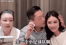 一家3口合体直播，汪小菲当众亲吻妻子，张兰让儿媳生一个足球队