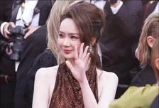 第79届戛纳电影节红毯，戚薇以深棕琉璃亮片露背礼服亮相，复古港风卷发衬出明艳轮廓，不卷不硬凹，戚薇把戛纳走成自己的舒适区。