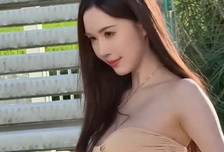 优雅的长发与温柔的微笑，置身于自然的美丽