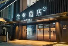 日赚1800万，加盟商扛着华住狂奔