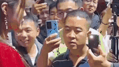 搞笑GIF：今天开业，只要你来，就让你畅饮个够