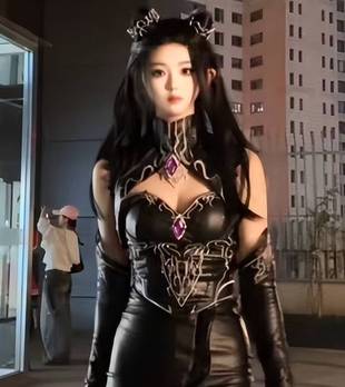 朱竹清cos紧身衣配皮裤好感性，长的也很美，粉丝表示也太还原了