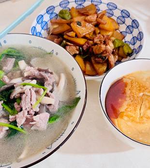 炒土豆片，蒸鸡蛋，再来一个汤，搞定