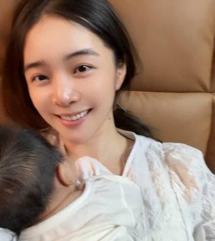 余霜生娃后首次亮相，抱着女儿看管泽元玩游戏，一家人其乐融融