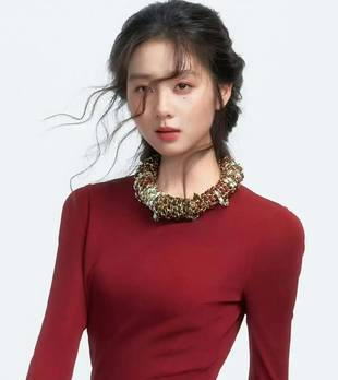 黄多多VOGUE盛典红毯首秀，CHANEL酒红长裙复古氛围感拉满
