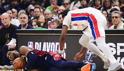 NBA-骑士VS活塞 米切尔倒地护球