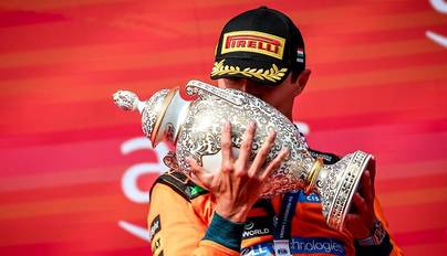 组图：F1匈牙利站-诺里斯夺冠 开心亲吻奖杯