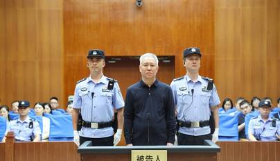 组图：许家印庭审照头发眉毛全白 昔日也曾意气风发