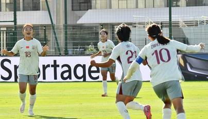 U17女足世界杯-中国3-0肯尼亚 球员庆祝进球(图)