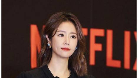 被林心如的上班图惊艳！穿“二分裙丝袜”，怕走光要用抱枕挡住