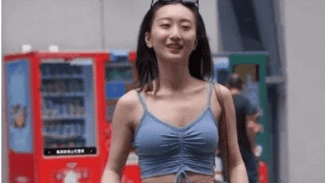 老板娘，穿着健身瑜伽裤就来上班，到公司就把我叫到办公室训了一顿，尴尬。
