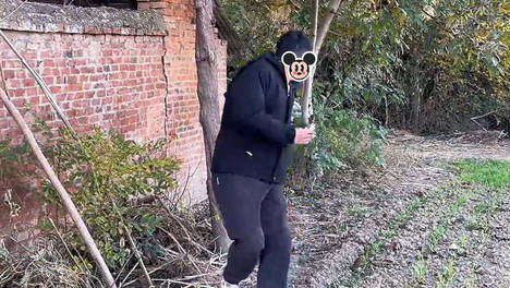 男子把车停在路边下菜地解手，刚要蹲下，才发现一对情侣就在旁边
